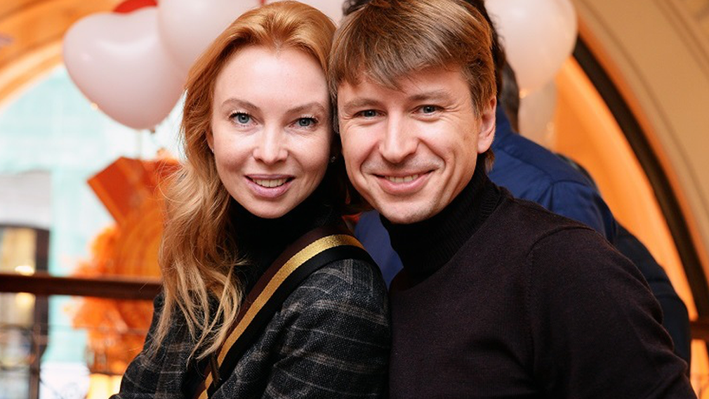 Фигурист Алексей Ягудин показал редкое фото с женой и